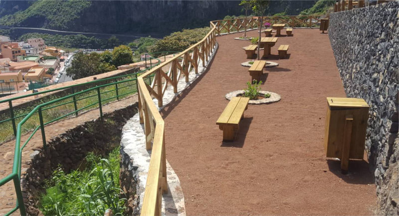 Suministro de mobiliario de  madera para mirador en la Gomera