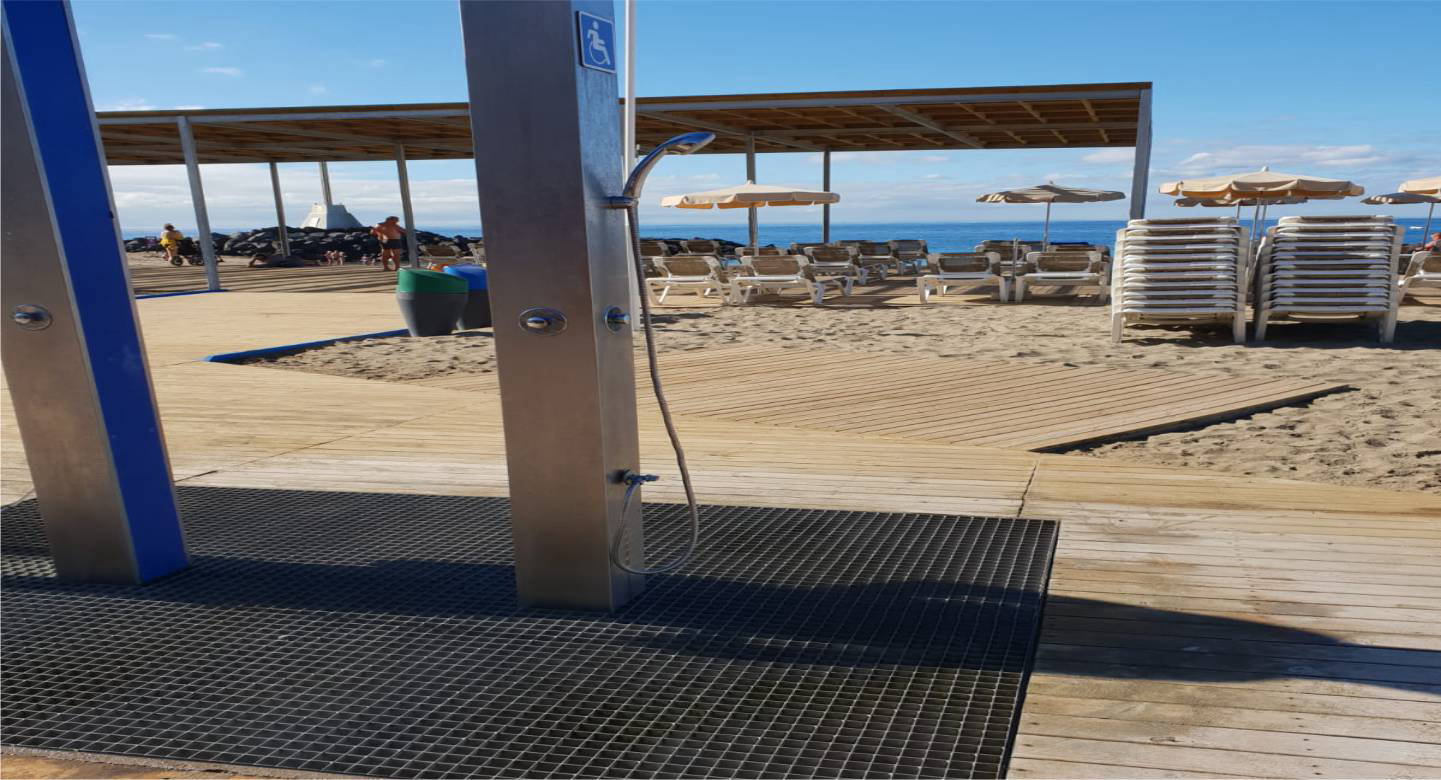 Suministro e instalación de duchas y pérgola en playa isla de tenerife