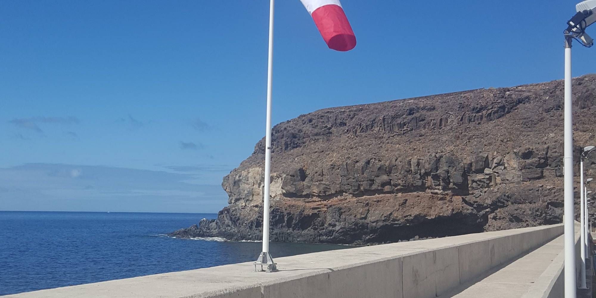 Suministro e instalación de manga de viento.