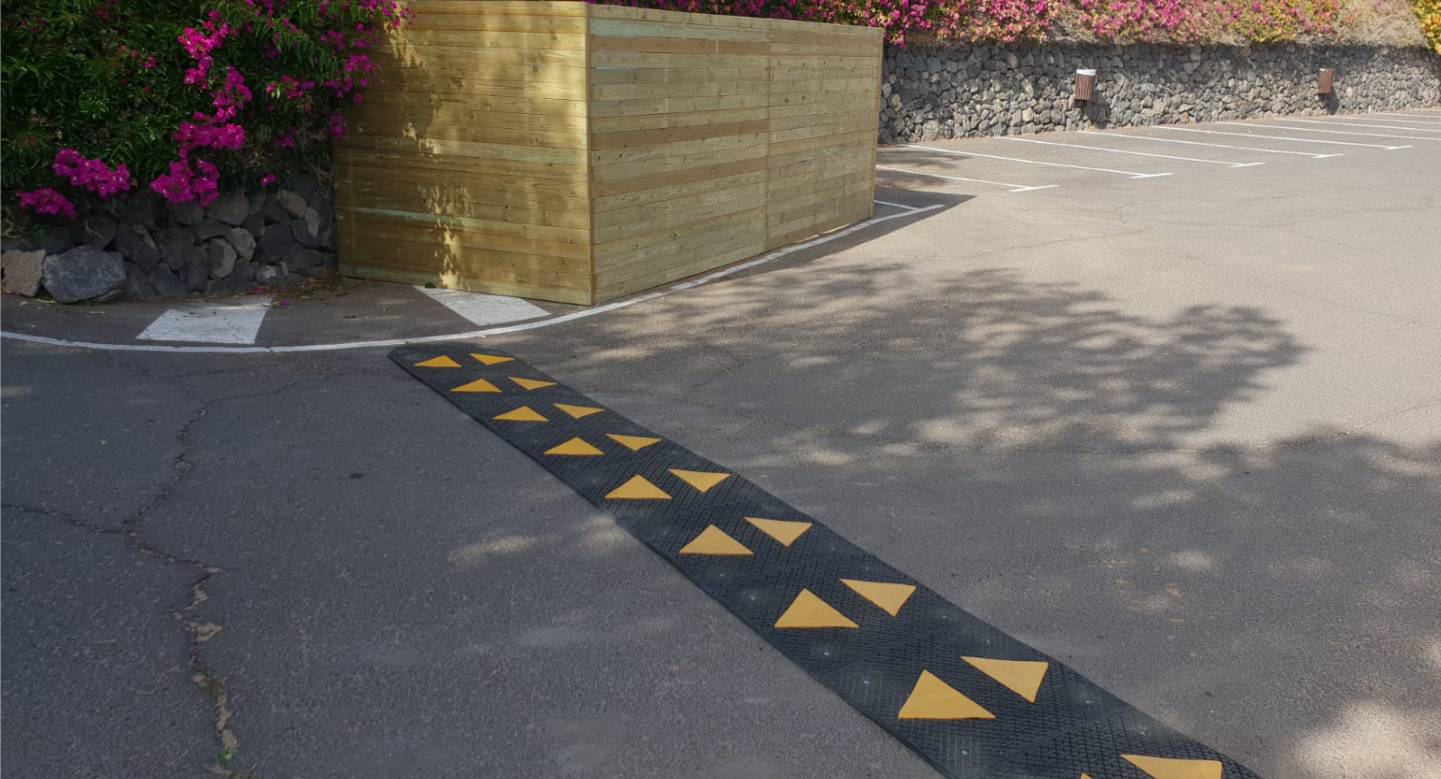 Trabajos de colocación de reductores de velocidad,cubrecontenedor y mobiliario para hotel.... 