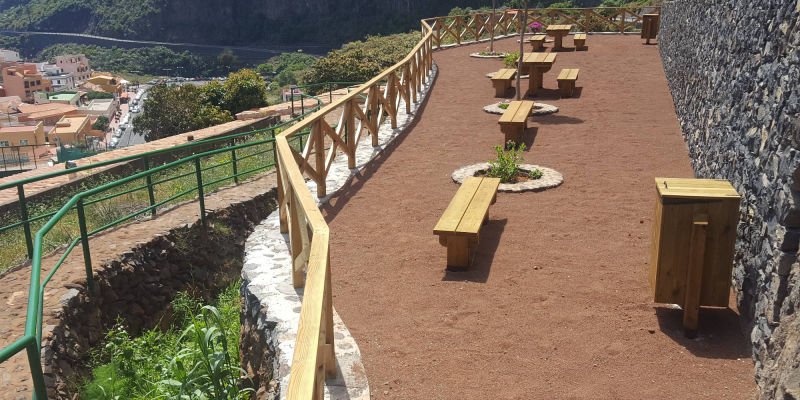 Suministro de equipamiento para zona recreativa.