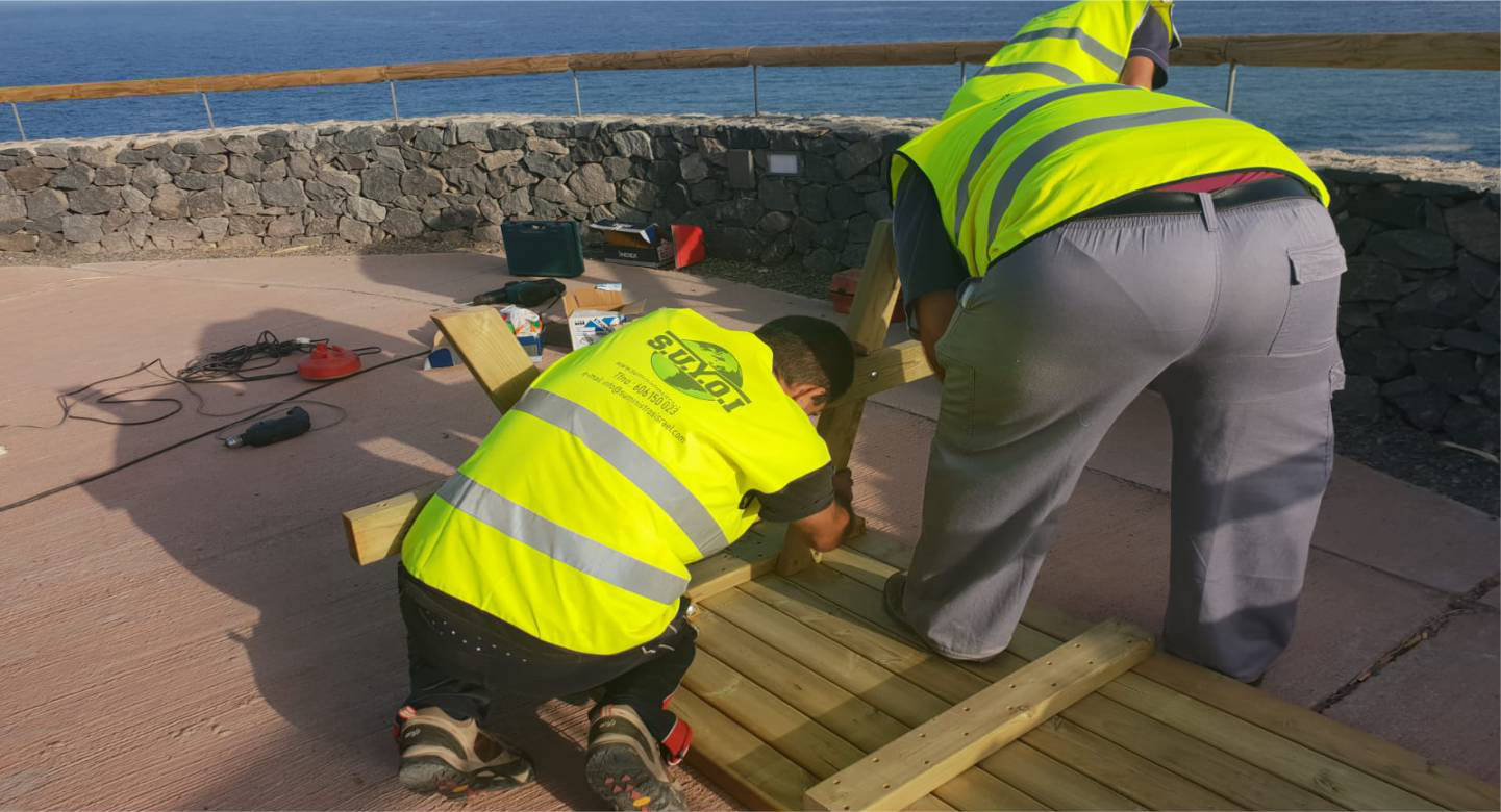 Trabajos de colocación de reductores de velocidad,cubrecontenedor y mobiliario para hotel....